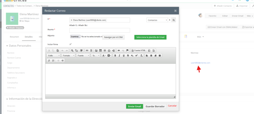 Ventana Redactar Correo sobre la ficha de un contacto, con los campos de destinatario, Asunto y Adjuntos, un selector de plantilla, un editor de texto enriquecido y el botón verde Enviar Email; una flecha roja añadida en el manual original señala la dirección de correo del contacto
